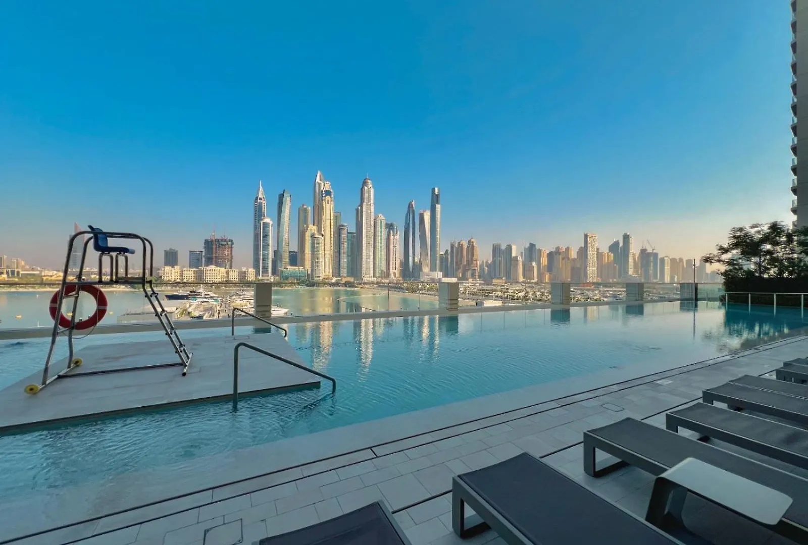 Apartment Beachfront Bliss In Marina Vista New & Cozy Dubai